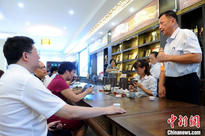 “脱贫振兴八闽行”运动组一行走进漳平台湾农夫创业园与台商李志鸿(右一)座谈交换。张金川 摄