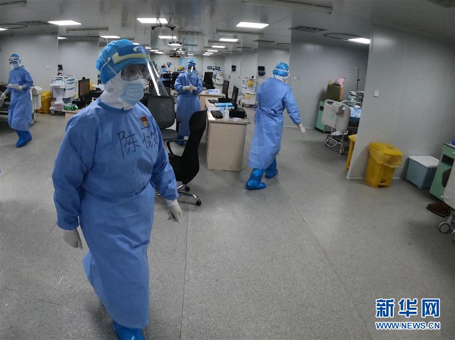 中国工程院院士陈薇(前)在武汉火神山医院重症ICU里重要事情 (2月13日摄)。新华社发(张振威 摄)