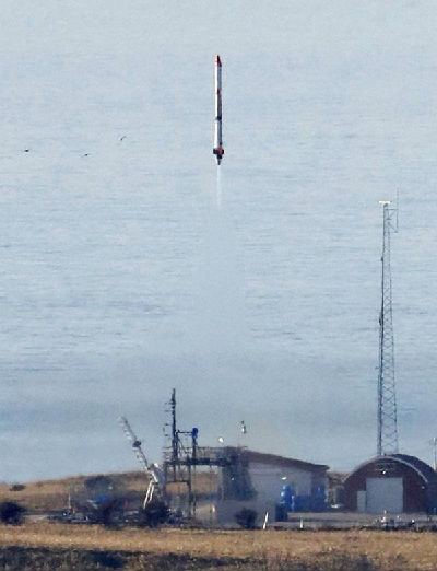 2019年5月4日,在日本北海道,日本民营企业星际科技公司自主研发的小型火箭“MOMO”3号发射升空。这是日本民企自主研发制造的火箭首次成功进入太空。新华社/美联