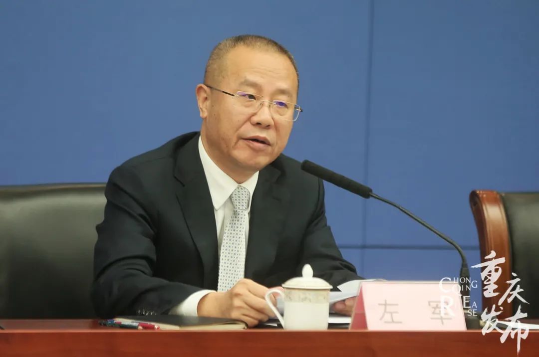 左军回覆记者提问 邹乐 摄