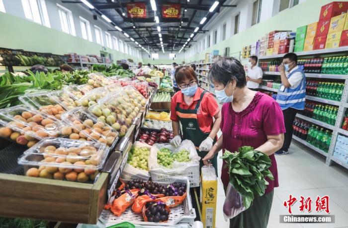 资料图:市民在菜店内挑选蔬菜和生果。新社记者 贾天勇 摄
