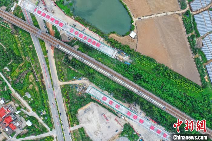 图为转体前的新建福厦铁路西溪特大桥 陈振 摄