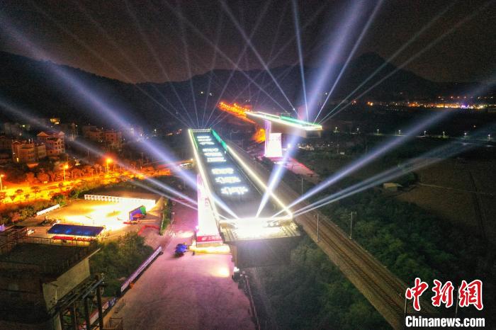 图为转体前的新建福厦铁路西溪特大桥 卢建建 摄