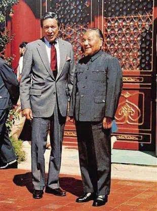 ▲1986年9月2日,邓小平在北京中南海担当了迈克·华莱士的采访。图为邓小平同华莱士合影。新华社记者 齐铁砚 摄