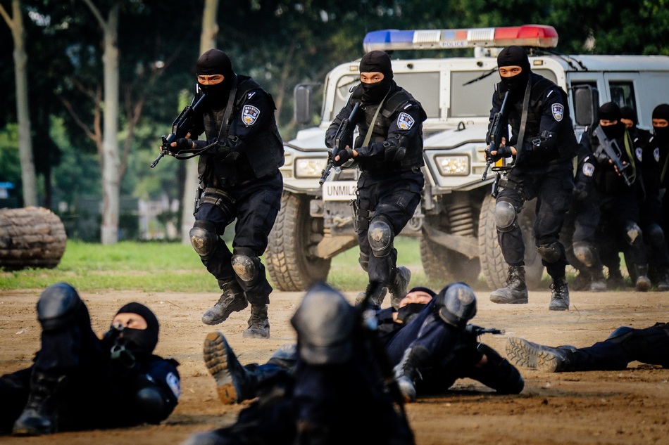 常备维和警队第二期培训班在中国维和警员培训中央举行小组战术练习。