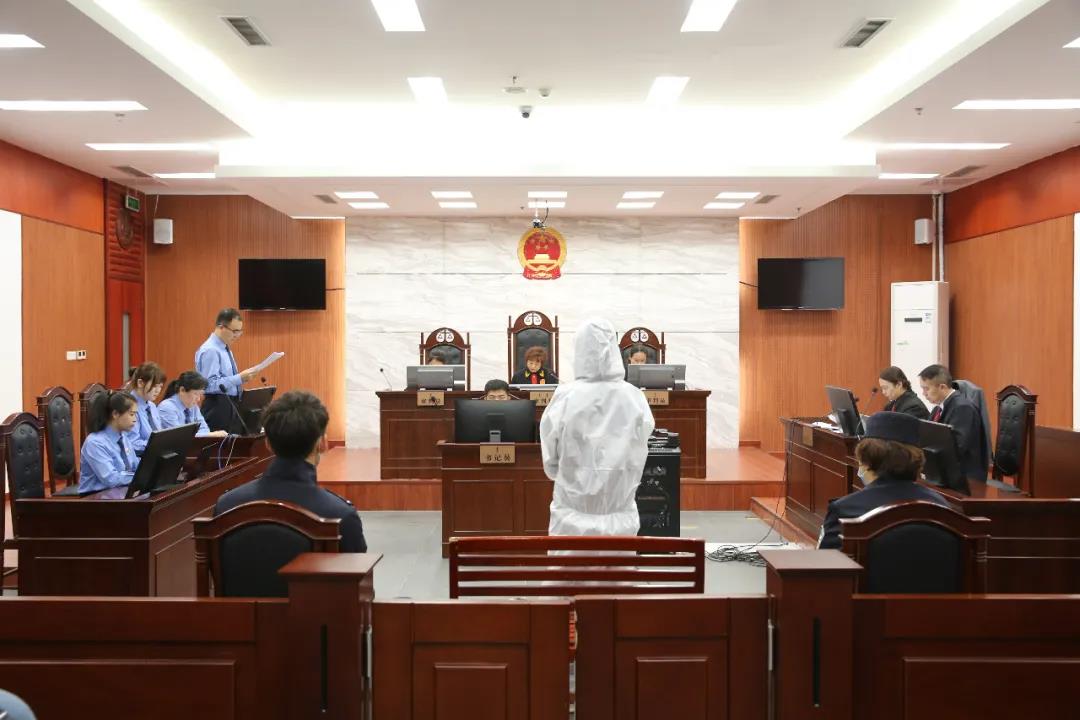 内蒙古满洲里市原市长许爱莲受审 涉嫌受贿890万