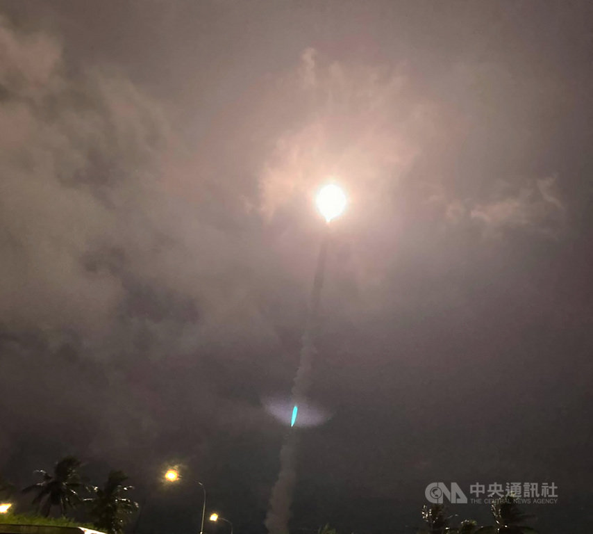 台“中科院”24日晚试射导弹。(图片来源:台湾“中央社”)