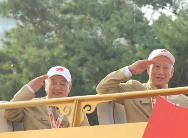 ▲常宗信（右）参加庆祝中华人民共和国成立70周年阅兵式留影（受访者供图）