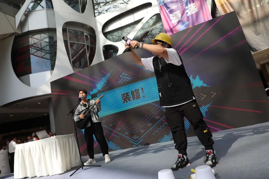 克里斯与刚刚演绎音乐秀