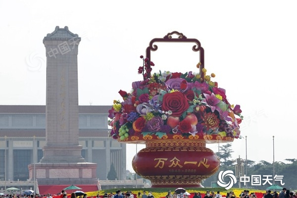 近日,“国庆大花篮”亮相北京长安街。(图/王晓)