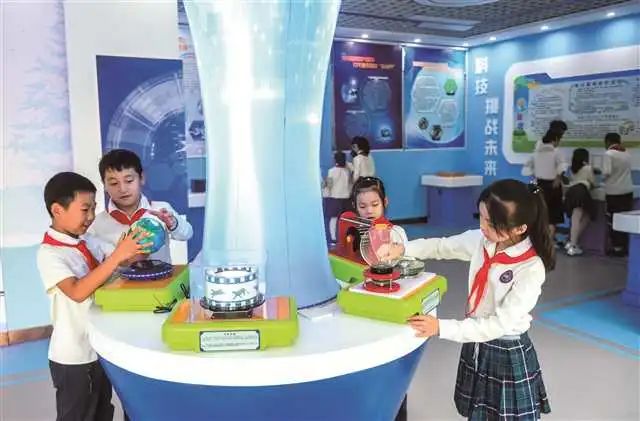 重庆高新区南开景阳小学门生在学校科技馆着手实践。重庆高新区大众办事局供图