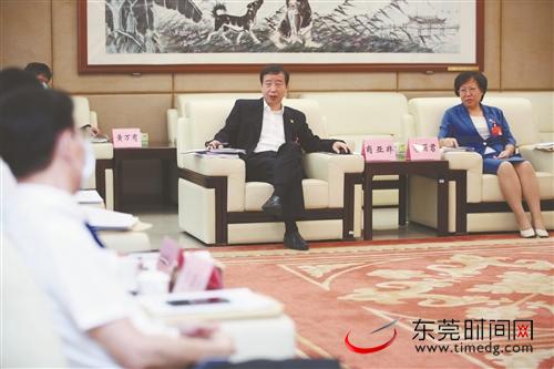 本报记者 郑家雄 摄昨日,市委副书记,市长肖亚非参加市委十四届十一次