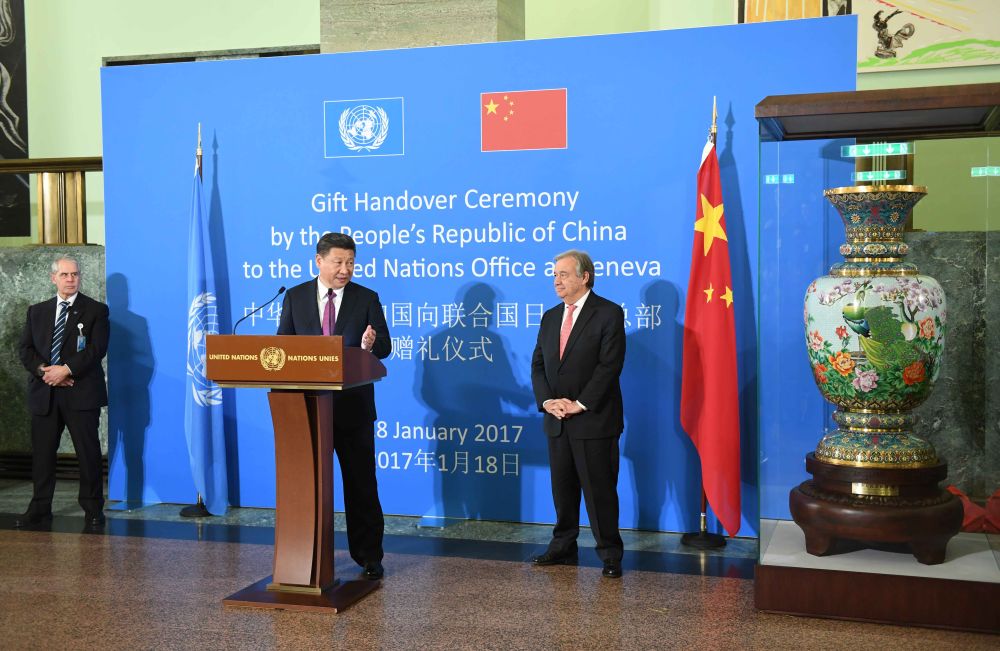 2017年1月18日,国家主席习近平在瑞士日内瓦万国宫出席“共商共筑人类命运共同体”高级别会议,并发表题为《共同构建人类命运共同体》的主旨演讲。这是会议结束后,习近平出席中国向联合国日内瓦总部赠礼仪式。新华社记者 张铎 摄