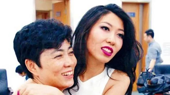 曲婉婷(右)及其母亲张明杰(左)