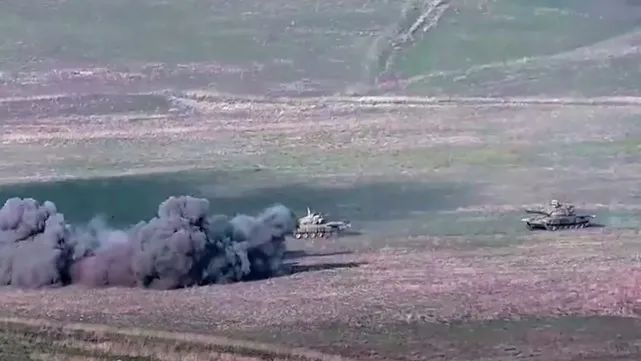 图为亚美尼亚国防部公布的被亚美尼亚军队击中的阿塞拜疆坦克视频截图