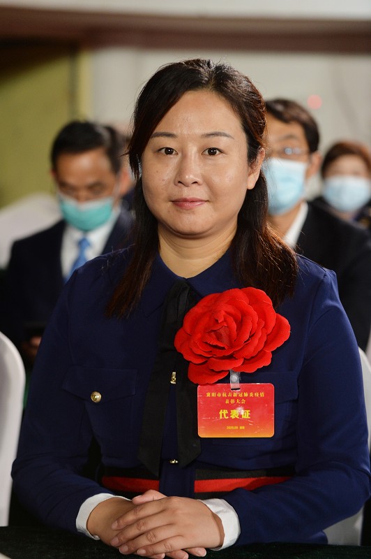 襄城红花园社区党委书记、居委会主任 闫瑾 英雄就在你我身边