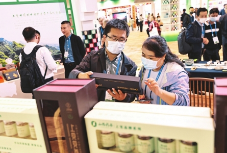采购商详细了解药茶的功效。 本报记者史晓波摄