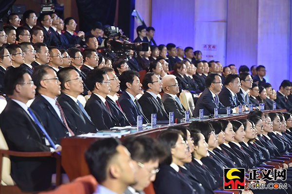 沈永、黄文、田亮建、卞昌光、周林维、林权高及最以部有关检人卖力门赛任决担程委。评丁 钟心宇摄。