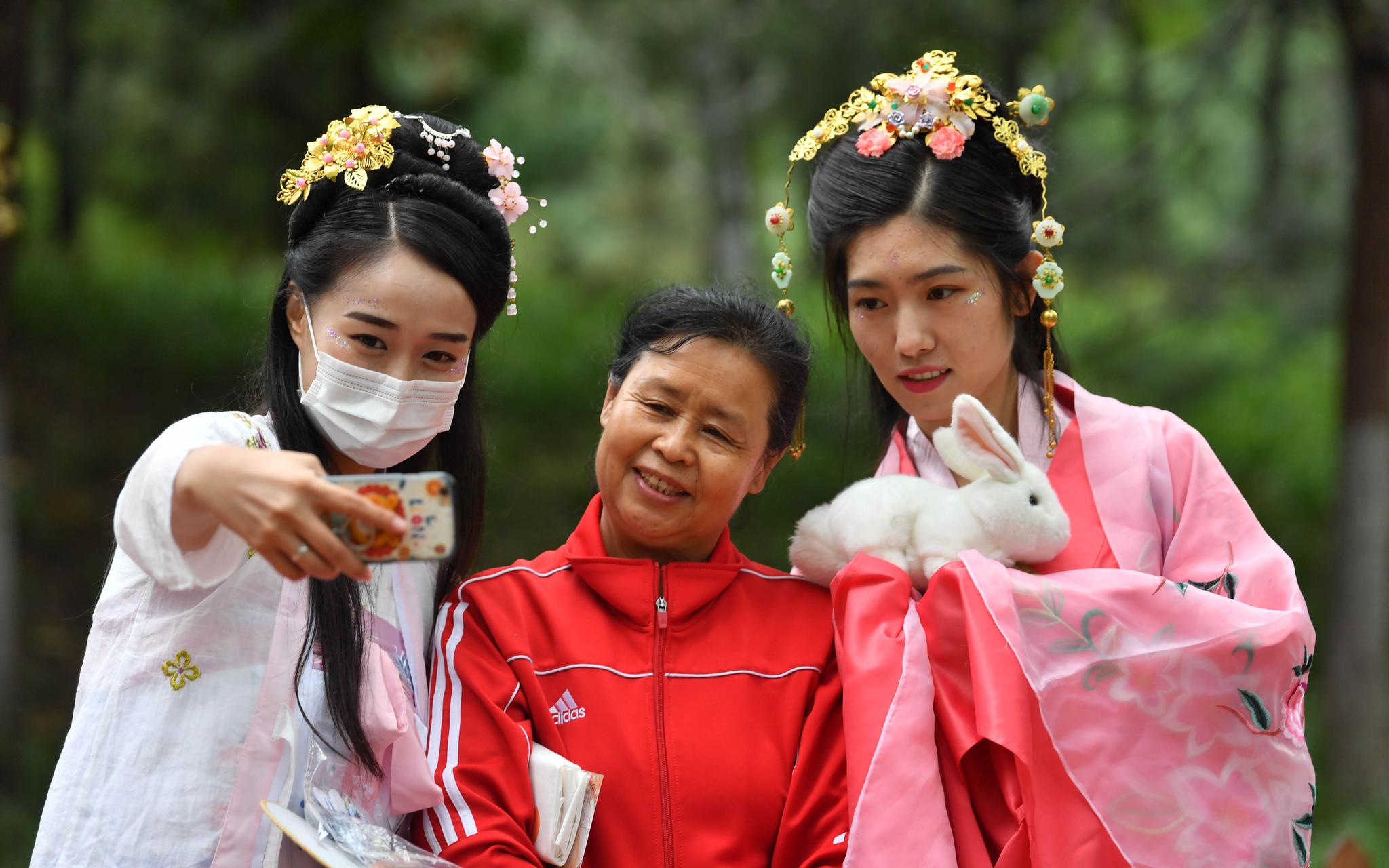 与“嫦娥”拍照、手绘兔儿爷,大兴中秋游园活动亮相