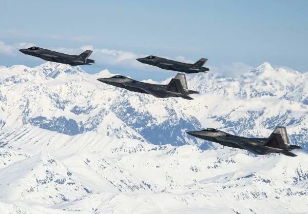 ▲資料圖片:2020年5月,美空軍F-35A與F-22隱身戰機組成聯合編隊在阿拉斯加州巡航。(美空軍官網)