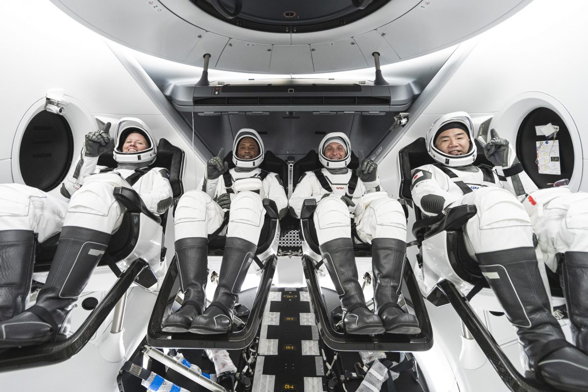 从左到右依次是NASA宇航员Shannon Walker，Pilot Victor Glover，Michael Hopkins以及日本宇航员Soichi Noguchi，他们在SpaceX载人龙飞船上进行飞船设备接口培训。