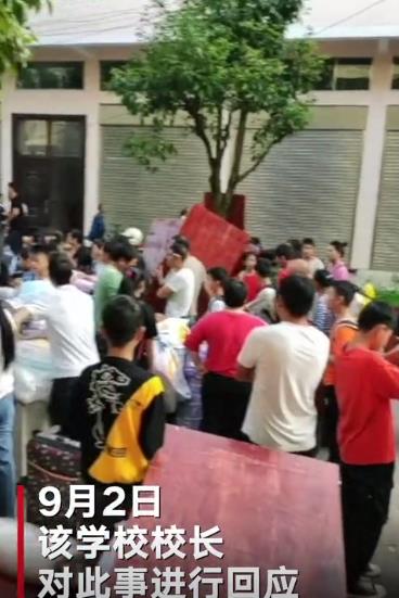 贵州一学校要求七年级新生自带床板上学,校长:明年申请统一采购