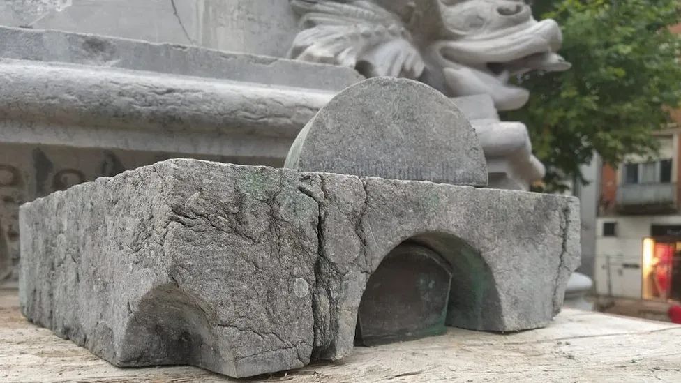 城市翻修喷泉,挖出首任市长心脏......