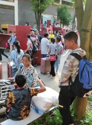 贵州一学校要求七年级新生自带床板上学,校长:明年申请统一采购