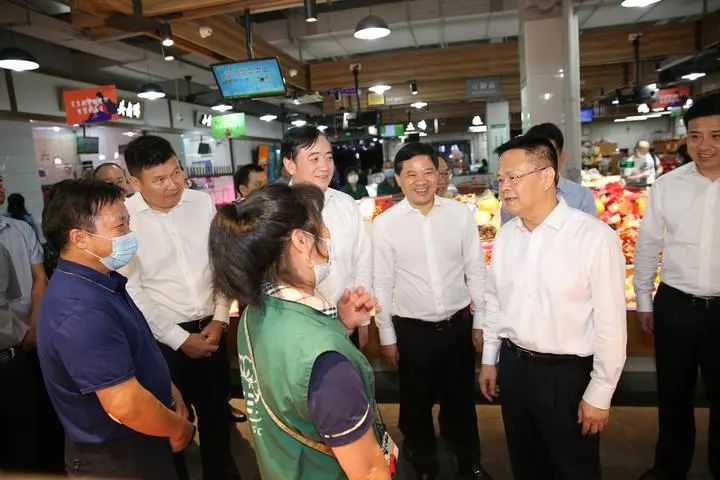 郑栅洁:确保市场供应充足社会平稳有序 让人民群众欢乐祥和平安过节
