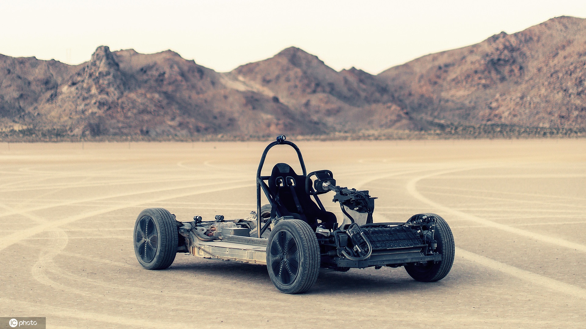 洛杉矶电动汽车公司设计滑板式底盘 可独立驱动安装各式车身