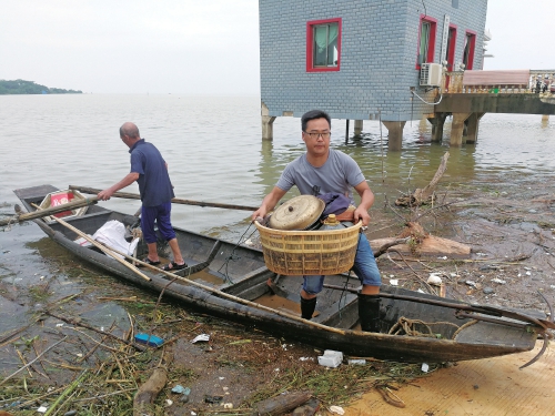 龙口村第一书记张玉用船转移群众。本文图片 农民日报