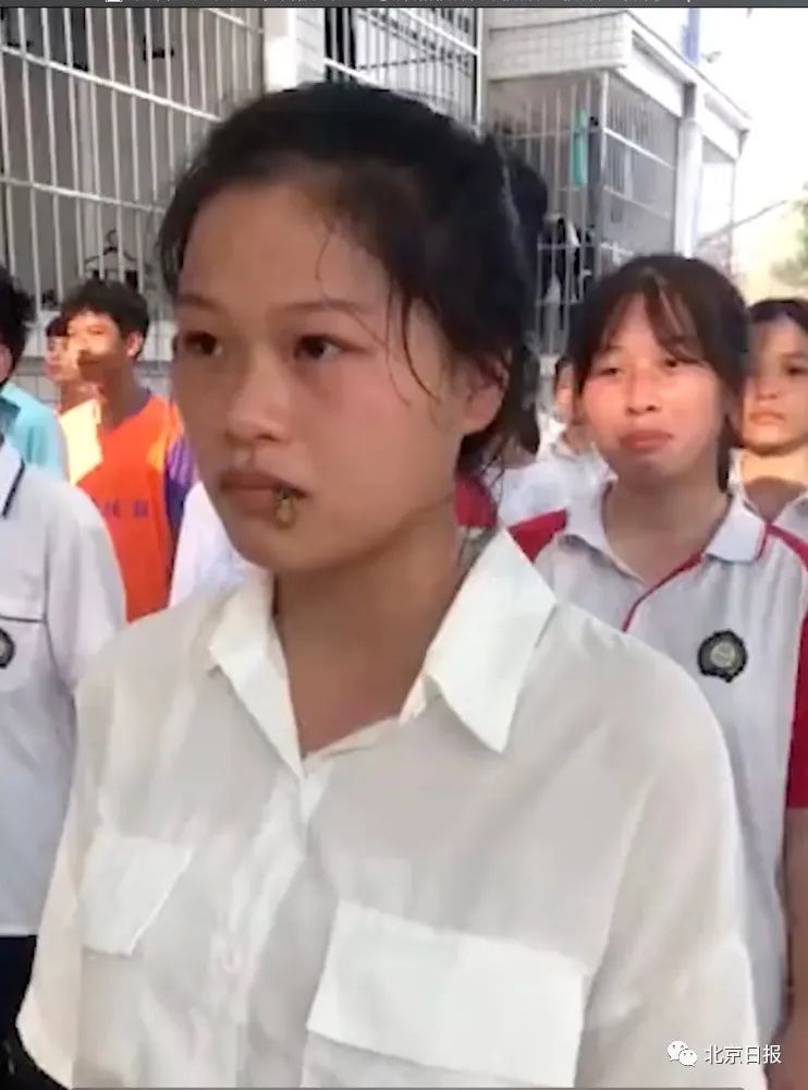 女生军训被蜜蜂爬嘴仍一动不动!拍视频的教官回应了