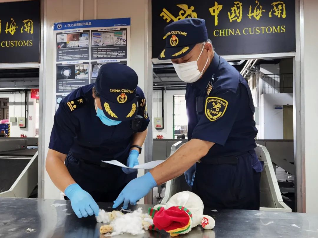 日前,大连周水子机场海关现场关员在查验进境快件时,发现一票申报品名