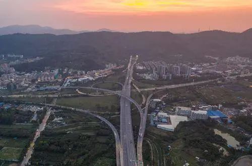 广州经济总量约占全国_广州涉外经济学院(3)