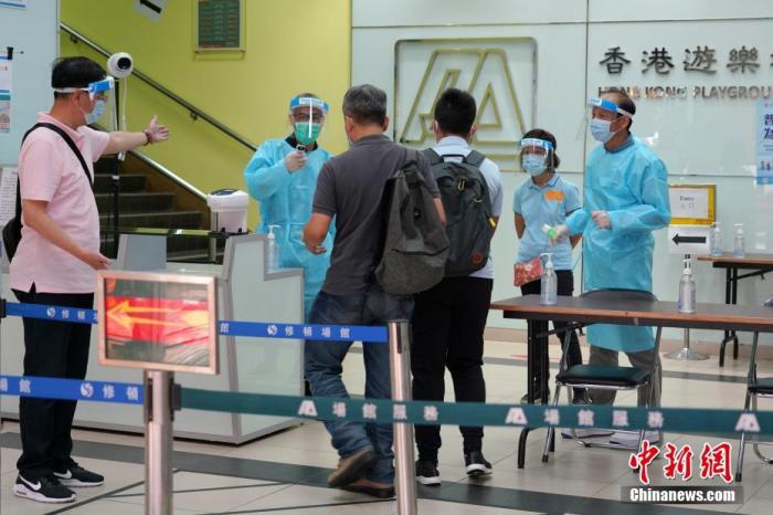 资料图:市民来到位于香港湾仔修顿场馆的社区检测中心,准备接受检测。 中新社记者 张炜 摄