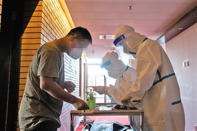 入境进京集中观察人员每天三次测量体温
