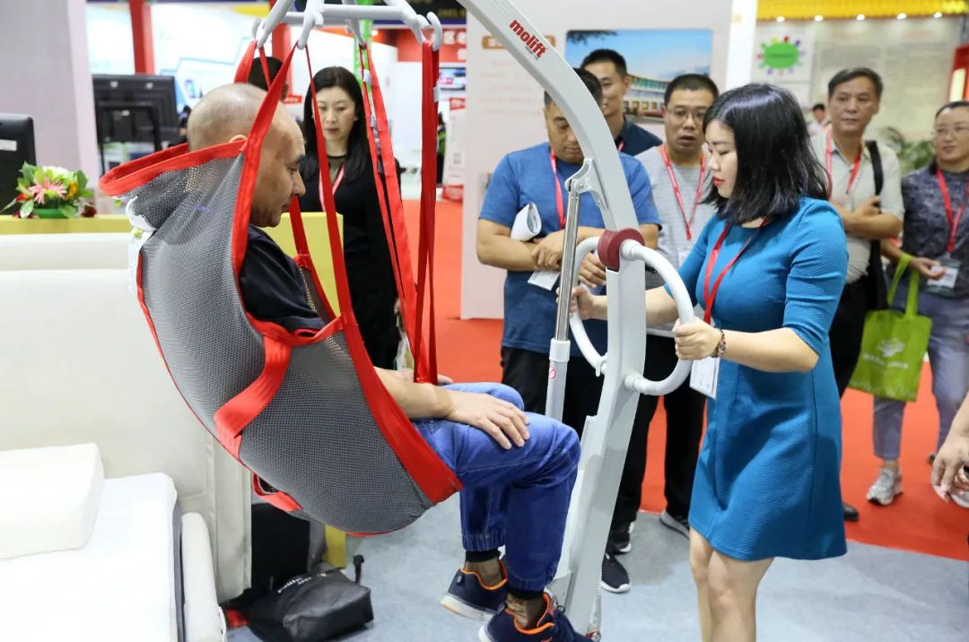 北京第八届中国国际养老服务业博览会上，工作人员演示用于行动不便的老人、病人的移位机(图片来源:视觉中国)