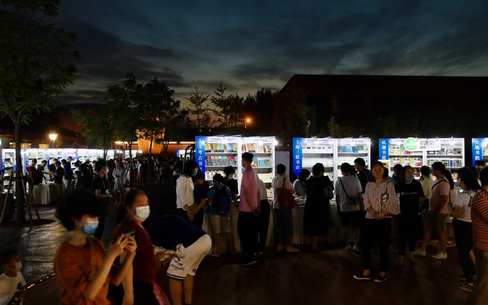 “北京书店之夜”在石景山郎园开张,读者启动“疯狂朗读”