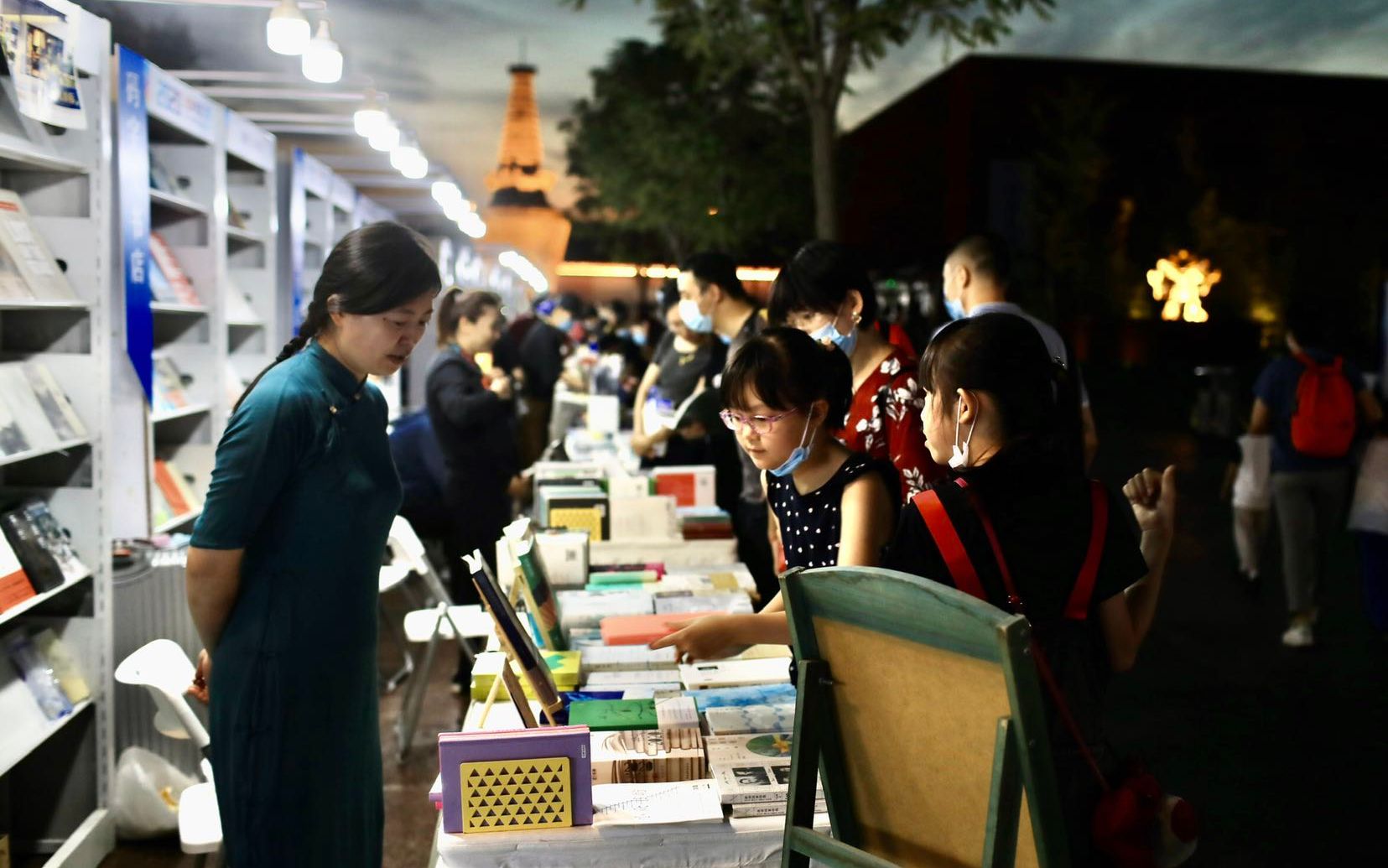 “北京书店之夜”在石景山郎园开张,读者启动“疯狂朗读”
