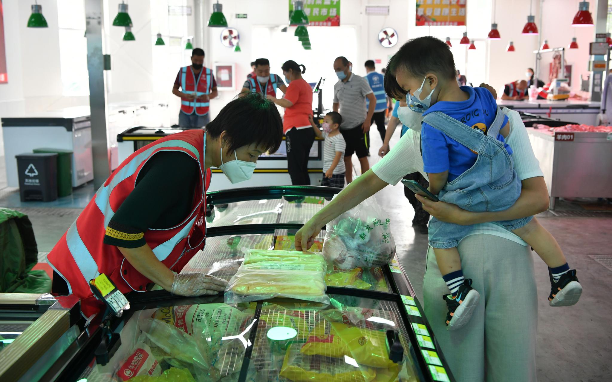新发地全面复市首日探访,首都“菜篮子”装满没?