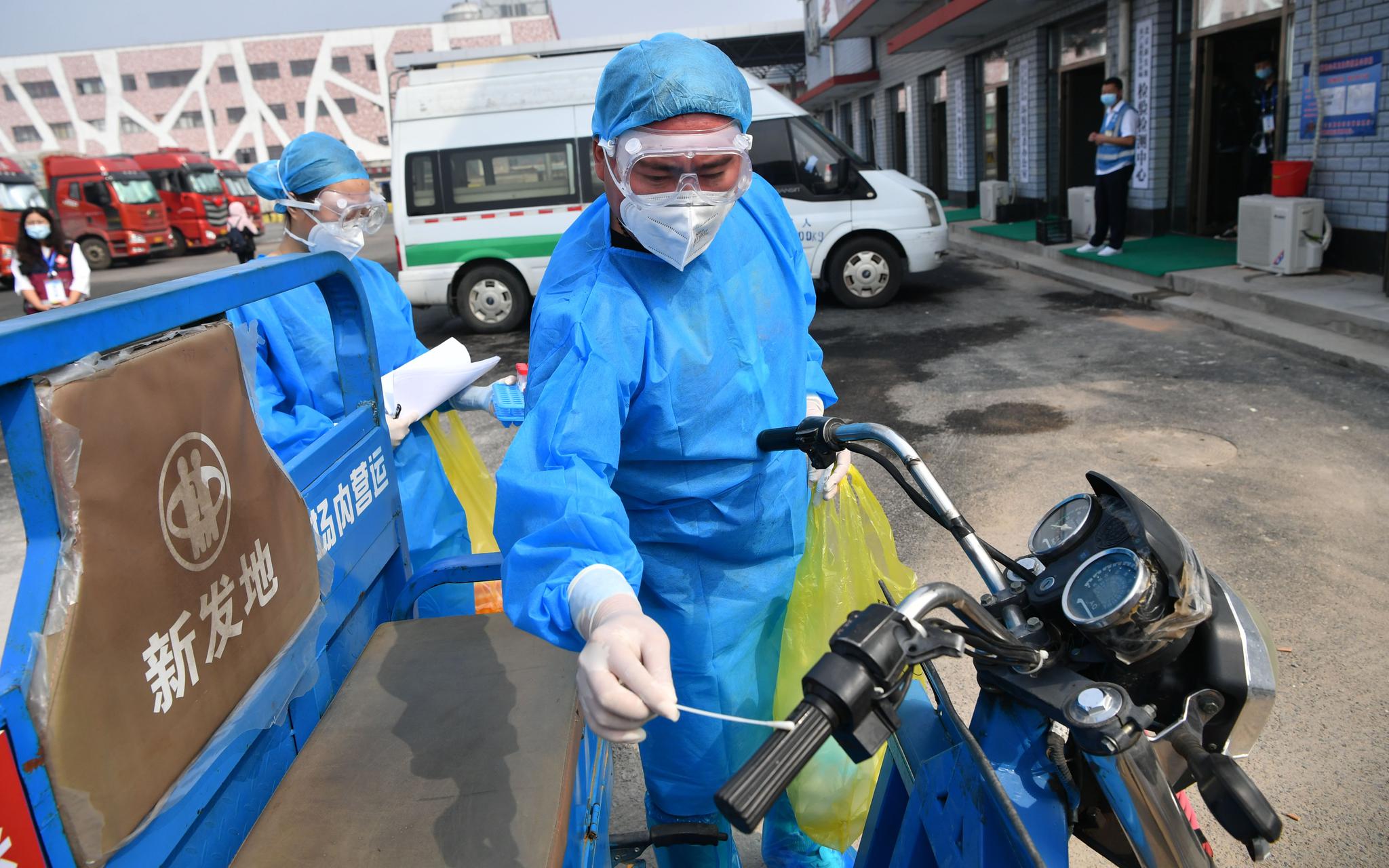 新发地全面复市首日探访,首都“菜篮子”装满没?