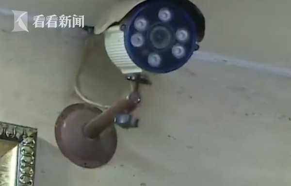 女子洗浴中心冲澡突然闯入水暖工 老板:赔500元