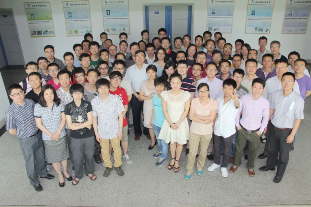 卢柯与其科研团队的合影(照片中间身着浅色衬衫者为卢柯,2014年6月摄)。