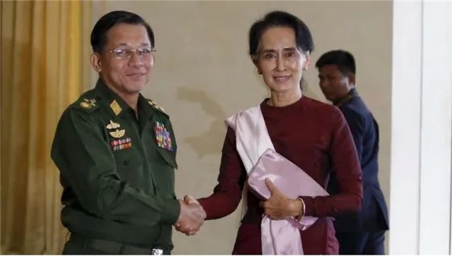 昂山素季(右),现任缅甸联邦共和国国务资政 Quora截图