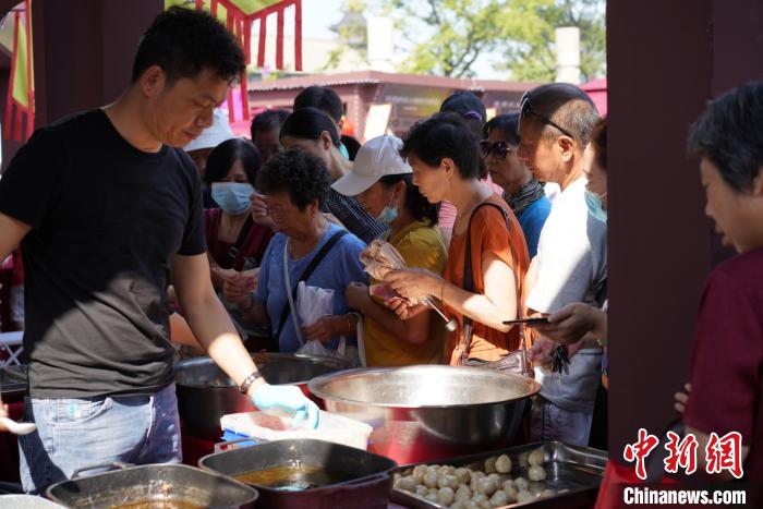 大量市民前来观赏、品尝肉圆。　徐珊珊摄