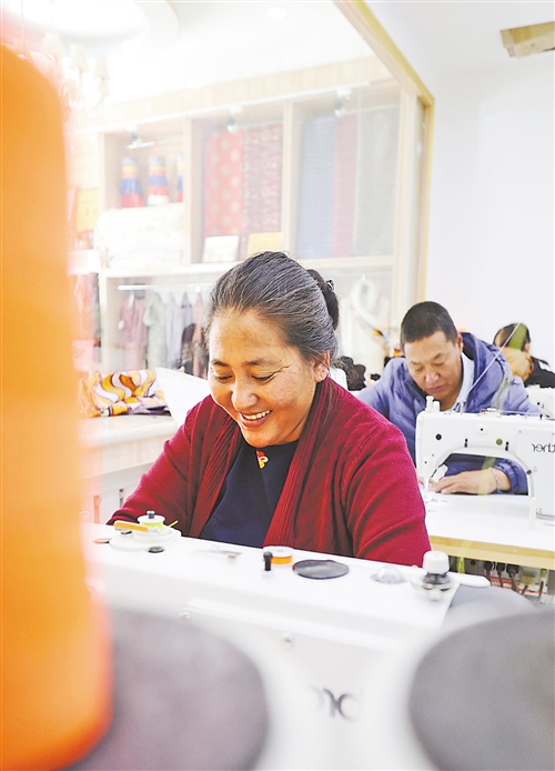 青海久治县哇塞乡折安村:守住草场 合力增收