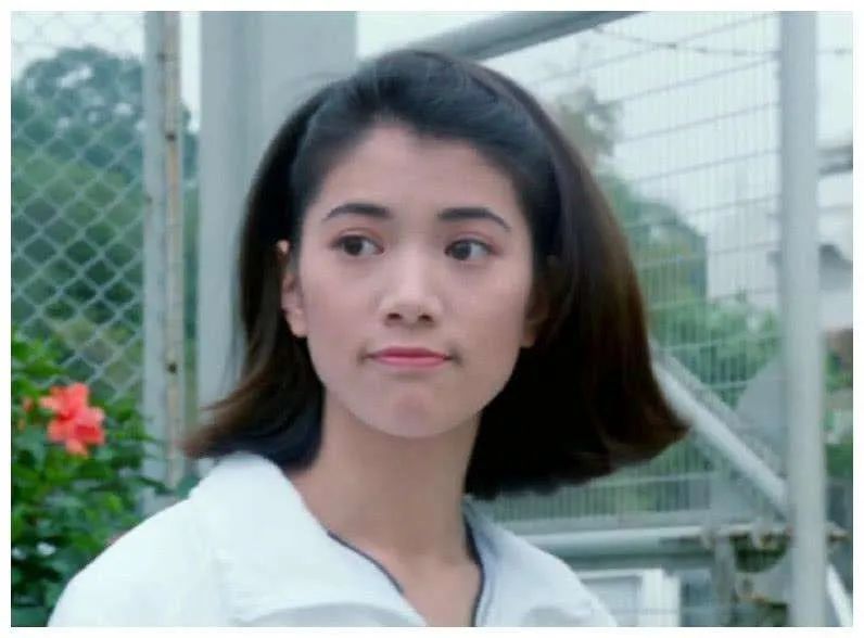 1990年的港姐冠军袁咏仪毕业于香港理工大学,靓靓的超强的领悟力不仅