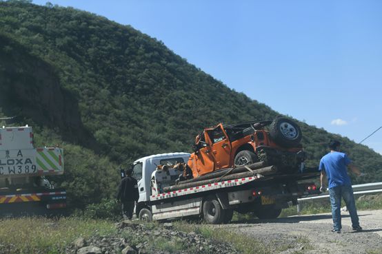 北京一越野车滑落山崖 一月后才被吊起