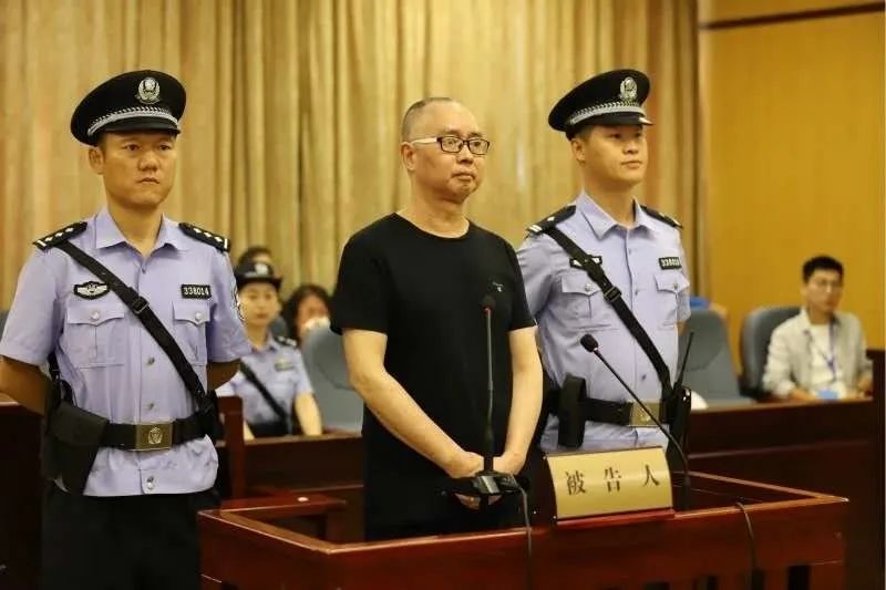 侠客岛:什么力量让这些官员做出投案自首的决定?