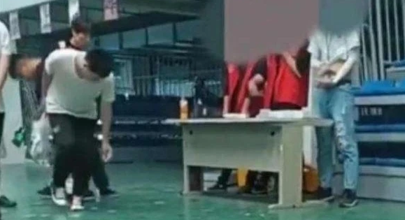 新京报:什么年代了 还有企业把员工尊严扔在地上